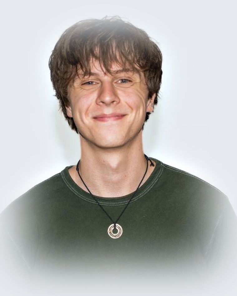 Cooper Hinshaw, relaxed theatrical headshot.